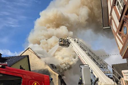 Die Feuerwehr bekämpft in Kröv in Rheinland-Pfalz einen Brand, bei dem es zu starker Rauchentwicklung kommt.