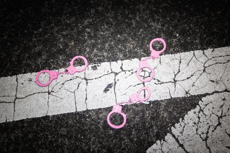 Rosa Handschellen liegen während einer Demonstration vor dem White House Correspondents' Dinner auf dem Boden in Washington.