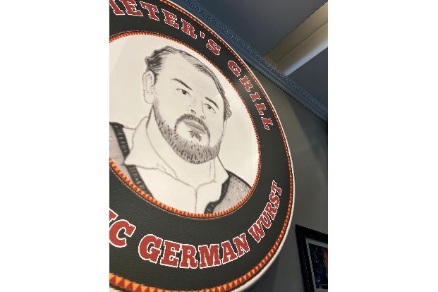 Mit der Currywurst-Bude hat Förster in Kenia seinem verstorbenen Opa ein kulinarisches Denkmal gesetzt.