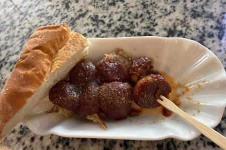 Currywurst ist in Kenia bisher unbekannt gewesen.