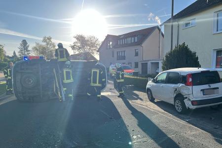 Einsatzkräfte der Feuerwehr sichern den Bulli ab.