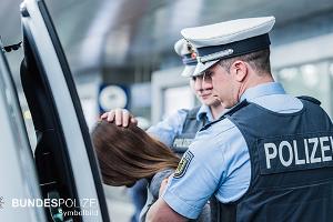 Das anhängende Symbolbild kann zu redaktionellen Zwecken mit dem Zusatz "Bundespolizei" im Zusammenhang mit dieser Pressemitteilung verwendet werden.
