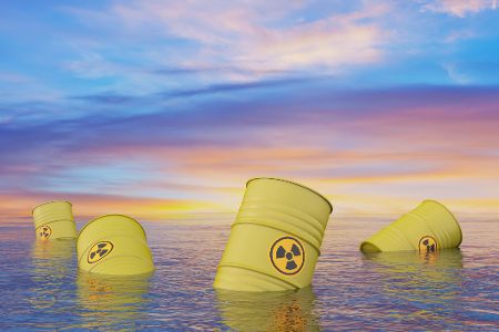 Tonnen mit radioaktivem Abfall schwimmen auf dem Meer