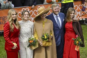 Prinzessin Amalia, Prinzessin Ariane, Königin Máxima, König Willem-Alexander und Prinzessin Alexia (von links) posieren bei den Feierlichkeiten zum Königstag für ein Foto. 
