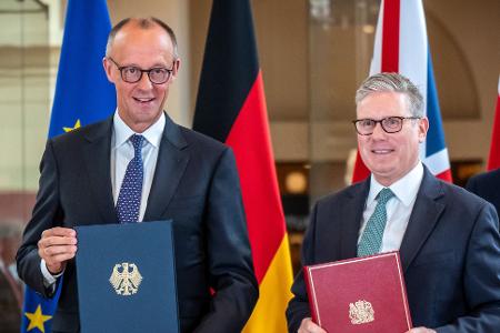 Bundeskanzler Friedrich Merz (l.) und Premierminister Keir Starmer unterzeichneten den Kensington-Vertrag. (Archivbild)