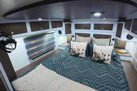 Bett, Bugbett, Schlafzimmer, Dachstauschränke, Kissen, Fenster, Rollos