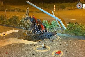 Der Motorradfahrer verlor die Kontrolle über seine Maschine und krachte gegen die Ampelanlage.