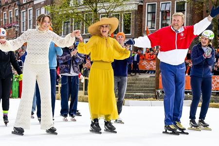 Königstag mit Familie: Willem-Alexander hat Spaß auf Schlittschuhen