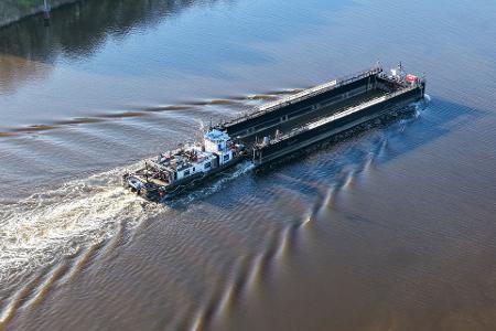 Der für den Transport des Buckelwals vor Poel gedachte Lastkahn passiert den Nord-Ostsee-Kanal.