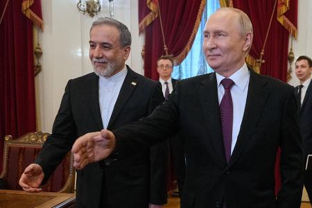 Der russische Präsident Wladimir Putin, rechts, und der iranische Außenminister Abbas Araghtschi sprachen in Moskau über den Iran-Krieg