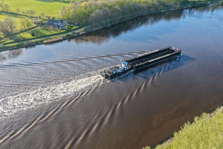 Ein Lastkahn, geschoben von dem Schubschiff 