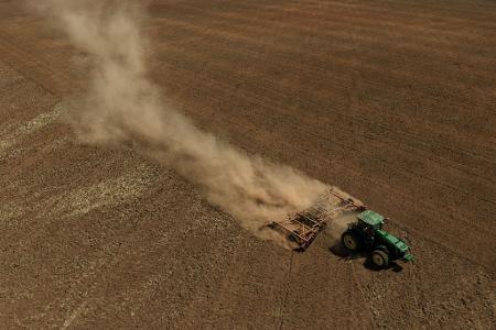 Allen O'Neal pflügt sein Feld und bereitet sich auf die Anpflanzung von Baumwolle in der Nähe von Quanah in einer Dürreperiode vor.