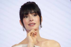 Der gerade Pony ist zurück: Anne Hathaway zeigt, wie man ihn trägt