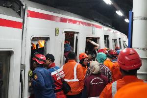 Rettungskräfte suchen nach der Zugkollision nach Opfern.