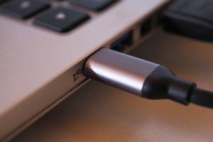 Bei neuen Laptops muss künftig in der EU ein USB-C-Kabel zum Aufladen anschließbar sein.