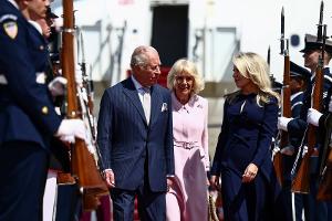 König Charles III. und Königin Camilla in Washington gelandet