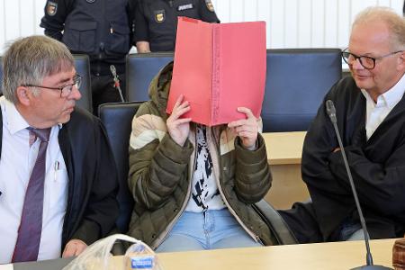 Die Angeklagte äußerte sich bisher nicht zu den Vorwürfen.