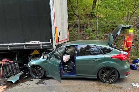 Der verunfallte Ford Focus verkeilte sich unter dem Sattelauflieger.