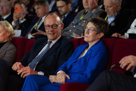 Dass Annegret Kramp-Karrenbauer (CDU) zur Leiterin der Konrad-Adenauer-Stiftung gewählt wurde, entsprach nicht dem Drehbuch von Bundeskanzler Friedrich Merz (CDU). (Archivbild)