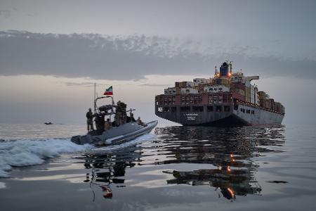 Iran blockiert die Straße von Hormus für den internationalen Schiffsverkehr.