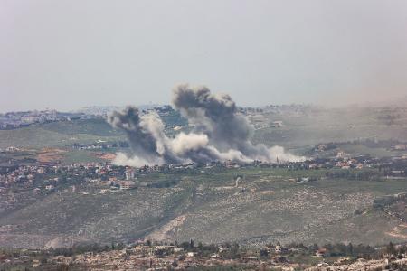 Trotz der Waffenruhe greift das israelische Militär weiterhin Stellungen der Hisbollah im Libanon an. 