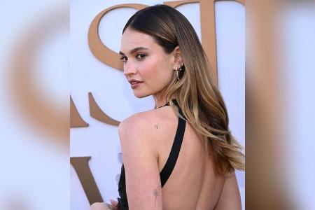 Bei Party in Hollywood: Lily James zeigt ihre Tattoos