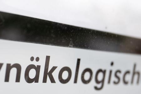 Im Zehnjahresvergleich gab es deutlich weniger Schwangerschaftsabbrüche in jüngeren Altersgruppen und mehr Abbrüche bei Frauen ab 30 Jahren. (Symbolbild)
