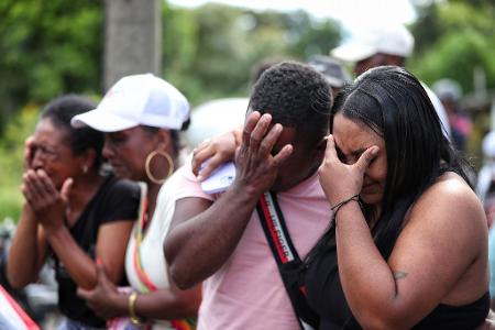 Angehörige eines Opfers weinen während einer Beerdigung in Cajibio, Kolumbien.