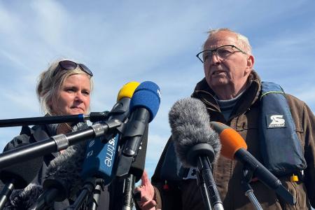 Umweltminister Till Backhaus (SPD, r) zeigte sich erleichtert.