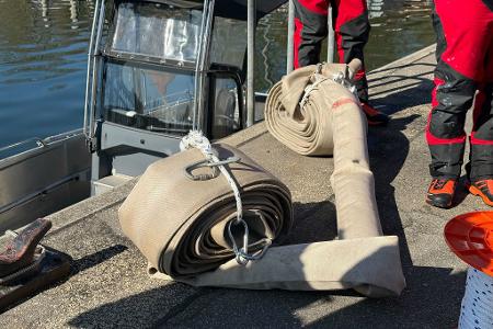 Die Behörden haben grünes Licht für die Benutzung von Gurten gegeben, um den Wal zum Transportschiff zu führen.