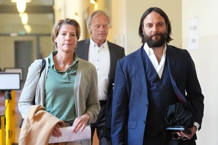 Christina Block (l) auf dem Weg in den Gerichtssaal.