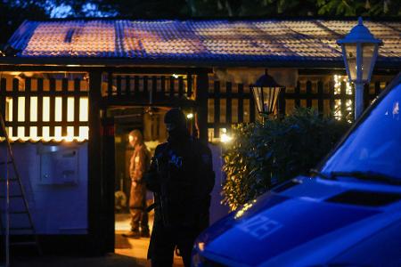 Polizisten vor dem Vereinsheim der 