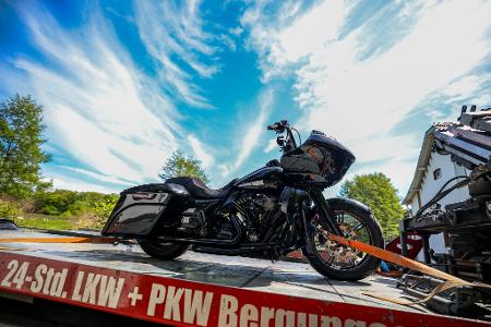 In der Werkstatt eines Mannes in Langenfeld entdeckte die Polizei zahlreiche Motorräder, auch vom Typ Harley-Davidson. 