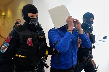 Der Hauptangeklagte im Prozess um die abgesagten Taylor-Swift-Konzerte in Wien hat Anschlagspläne gestanden. 