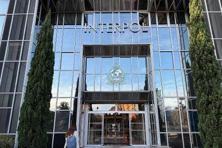 Sitz von Interpol in Lyon (Archivbild). Vor mehr als 20 Jahren wurde ihre Leiche in einer Regentonne in Frankreich gefunden - nun ist die Frau identifiziert und ein Verdächtiger geschnappt.