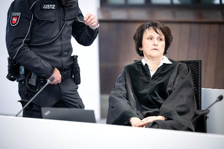 Die Staatsanwältin hält an dem Vorwurf des versuchten Mordes fest.