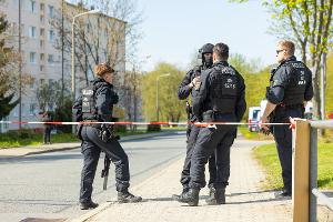 In Sachsen sind zwei Leichen und ein Schwerverletzter im Bereich eines Mehrfamilienhauses gefunden worden.