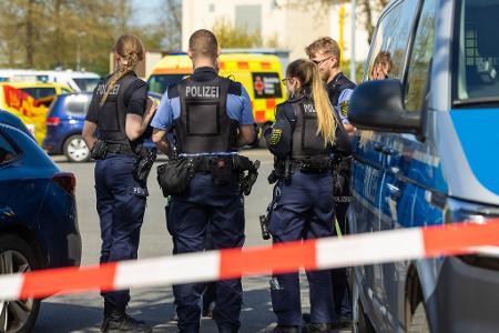 Am Dienstagmittag waren Hinweise auf Schüsse per Notruf eingegangen. Die Polizei ordnete dies den Angaben zufolge als lebensbedrohliche Einsatzlage ein.