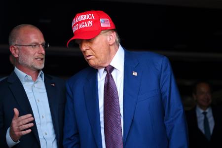 FCC-Chef Brendan Carr (l) ist ein Vertrauter von US-Präsident Donald Trump. (Archivbild)