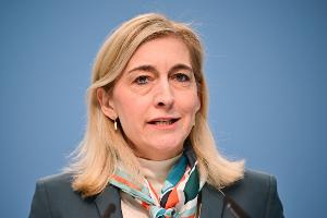 "Wir haben ein Milliardenloch in der gesetzlichen Krankenversicherung, und wenn wir das jetzt nicht schließen und wenn wir nichts gegen die steigenden Beiträge tun, dann haben alle höhere Belastungen", sagte Warken. (Archivbild)