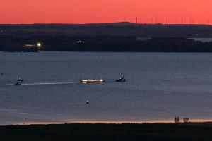 Das Schleppschiff Robin Hood (r) schleppt die Barge in die Ostsee Richtung Fehmarn.