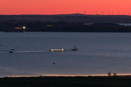 Das Schleppschiff Robin Hood (r) schleppt die Barge in die Ostsee Richtung Fehmarn.