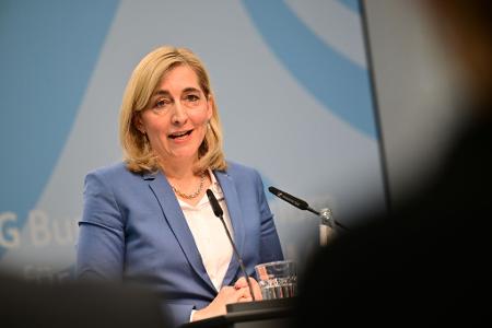 Gesundheitsministerin Warken will ihr Sparpaket durchs Kabinett bringen. (Archivbild) 