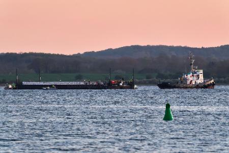 Mit dem Wal in der Barge nahm der Schleppverband Kurs auf die Nordsee 