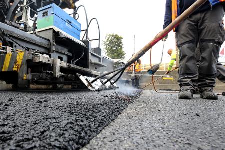 Die Preise für Bitumen sind mit dem Iran-Krieg rasant gestiegen. (Symbolbild)