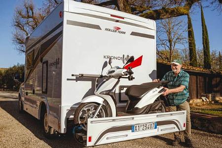 Außenaufnahme, Heck, Rollerträger