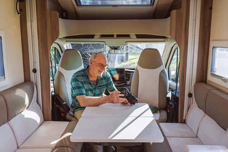 Sitzgruppe, Mann, Längsbänke