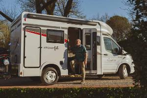 Außenaufnahme, Beifahrerseite, Einstieg, Mann, kompaktes Wohnmobil