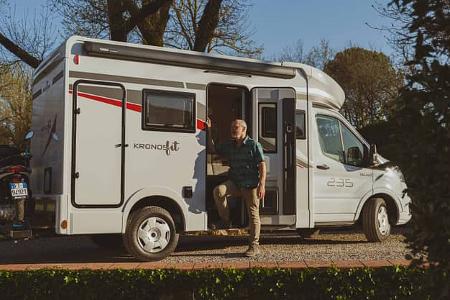Außenaufnahme, Beifahrerseite, Einstieg, Mann, kompaktes Wohnmobil