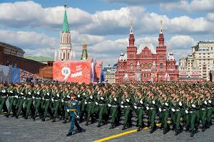 Bei der Siegesparade in Moskau sollen Tausende Soldaten marschieren, doch Panzer und Raketen werden nicht gezeigt. (Archivbild)